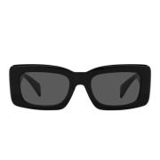 Rektangulære solbriller med mørkegrå linse og sort stel