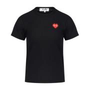 Sort T-shirt med rødt hjerte patch til kvinder