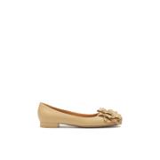 Beige flade pumps med blomst