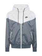 Nike Sportswear Overgangsjakke 'Heritage Essentials'  lysegrå / mørkegrå / hvid