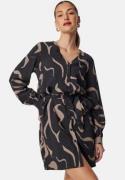 Object Collectors Item Objjacira L/S V-NECK SHORT DRESS Black/AOP Desert Taupe 38