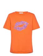 T-Shirt With Kissing Lips - Mid Sle Tops T-shirts & Tops Short-sleeved Orange Coster Copenhagen