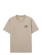 Cedar Hotel Note Graphic Tee Tops T-Kortærmet Skjorte Beige Pompeii