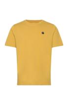 Loke Badge T-Shirt - Regenerative O Tops T-Kortærmet Skjorte Yellow Knowledge Cotton Apparel