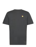 Loke Badge T-Shirt - Regenerative O Tops T-Kortærmet Skjorte Grey Knowledge Cotton Apparel