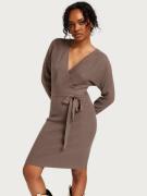 Vero Moda - Langærmede kjoler - Brown Lentil - Vmhollyrem Ls V-Neck Dress Ga Noos - Kjoler - Long sleeved dresses