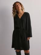 JdY - Korte kjoler - Black - Jdydivya 7/8 V-Neck Belt Dress Wvn - Kjoler