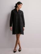 Selected Femme - Langærmede kjoler - Black - Slftatiana Ls Short Embr Dress Noos - Kjoler - Long sleeved dresses