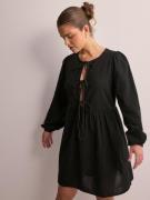 Pieces - Langærmede kjoler - Black - Pcjally Ls Tie Short Dress D2D - Kjoler - Long sleeved dresses