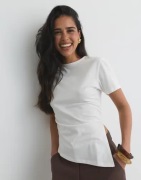 Nelly - Hvid - Asymmetric Tee