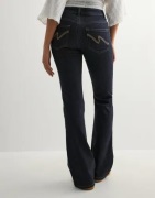 Nelly - Blå - Mid Waist Perfect Bootcut Jeans